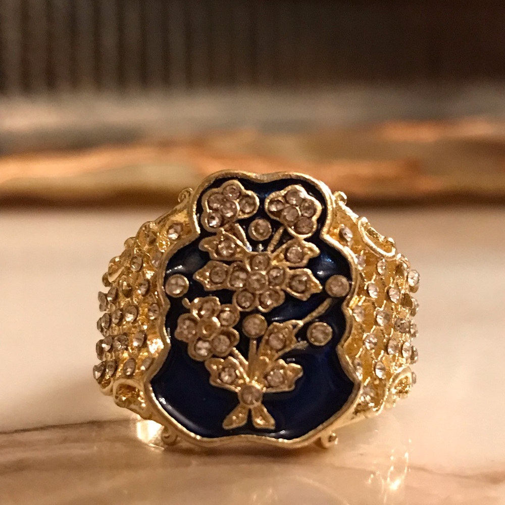 Ladies flower ring.